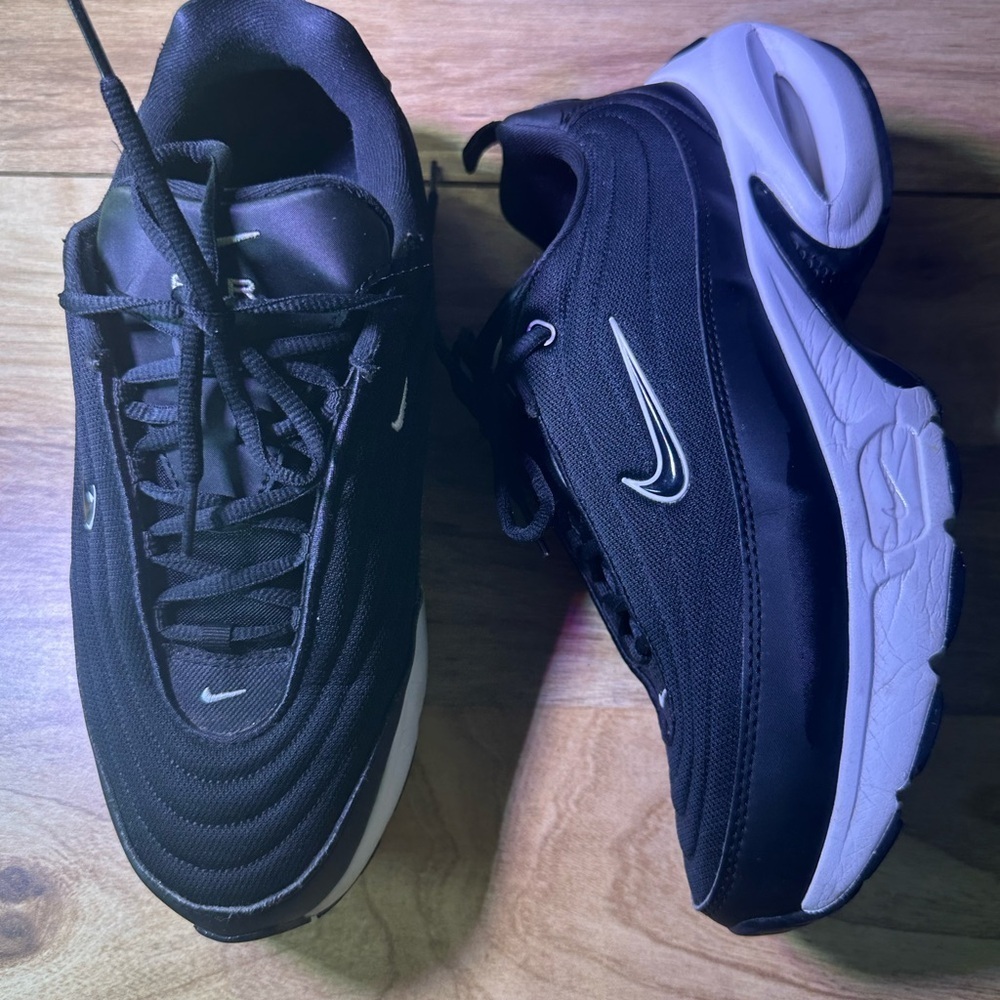Nike Black Athletic Shoes - Picture 3 of 12